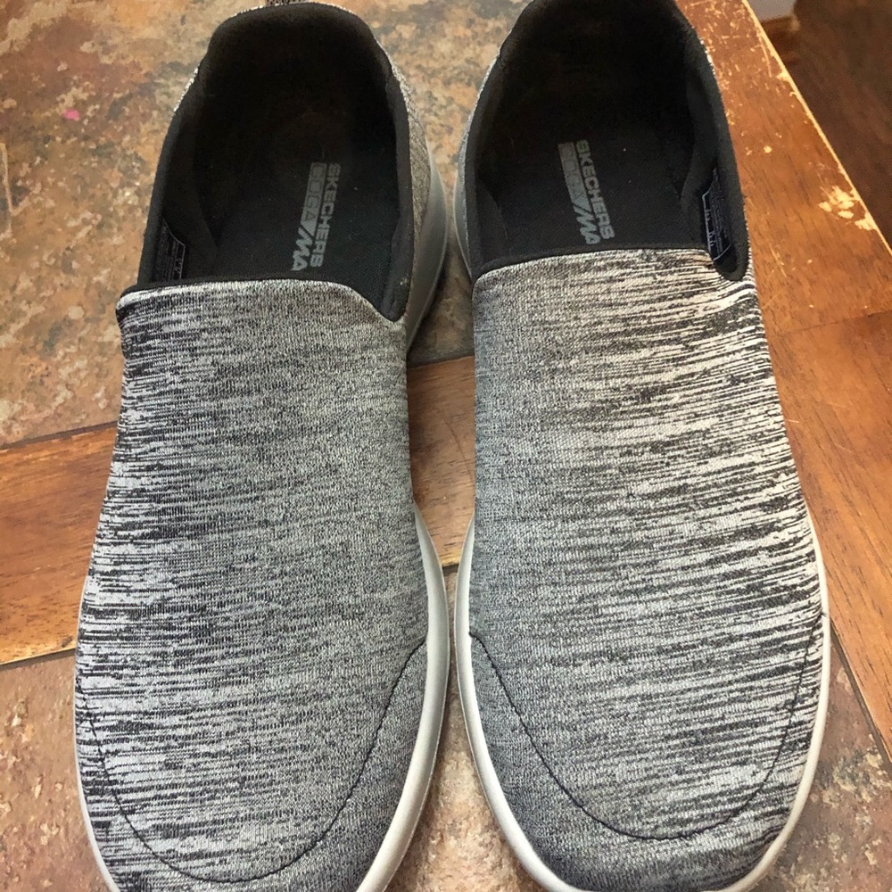 Women’s sketchers 9.5